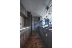 エイジング加工した床材の雰囲気に合うよう、キッチンや背面収納、壁面もシックなカラーでそろえました。