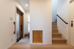 長年、「ミナモト建築工房」を支えてきた大工のアイデアから生まれた、木の端材を使ったスリッパホルダーが玄関に彩りを添えます。