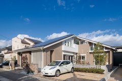 家で電気自動車の電気が使えるこれからの未来に向けての住まい。太陽光パネルとV2Hを設置し、エネルギーの自給自足を実現。
