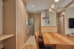 キッチンの奥には洗面室や2階への通路を確保。ぐるりと回遊できる動線のおかげで家事が効率よく進みます。