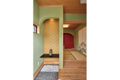 玄関の正面には床の間と和室を設け、和柄の壁紙や緑のじゅらく壁など、和の趣をとことん楽しめる空間に。