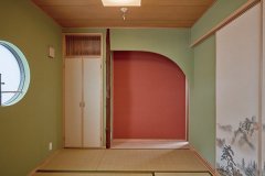 床柱や竹細工を施した丸窓、襖絵など、細部までご主人がこだわり抜いた和室。紅色の床の間が華やかさを添えます。