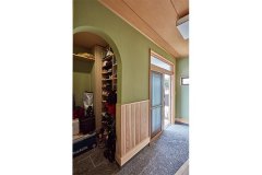 靴やお出掛け時に必要な物をしまえる玄関の収納スペース。小部屋感を演出するアーチ型の間口もお気に入り。