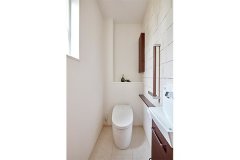タイル張りで上質感と清潔感を両立させたトイレ。華美な装飾をあえてせず、素材感を引き立たせるシンプルなデザインにまとめられました。