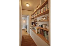 2階廊下の棚は本やインテリア小物を置く場所として活用。各場所に収納があるので家じゅうが片付きます。