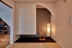 アーチ型のたれ壁でデザイン性を持たせたモダンな和室。