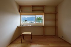 北窓から那岐山を仰ぎ見る２階子ども室。風景に溶け込む造作家具は収納力に優れ、常にすっきりと片付いた空間を無理なく維持できる。