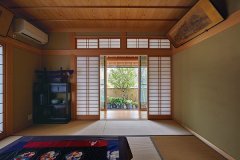 純和風の伝統を守ってつくられた和室は、仏間としてお茶会の場として活用。
