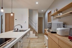 各部屋への動線が配慮されたキッチン。階段に設けたアイアン素材の手すりが空間のアクセントに。