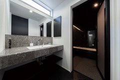浴室もサニタリーもゆとりの広さ。高窓を設け、光と風を取り入れる。