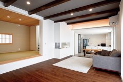 小上がり和室や梁見せ天井、高低差を利用した間接照明など、
五感を刺激する空間変化は、日常を楽しく彩るスパイスに。