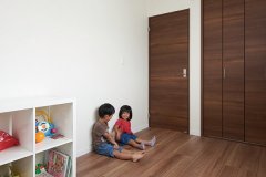 子ども部屋は長く愛用できるシンプルな内装に。子どもたちが小さいうちは、一室をご主人の仕事場として活用。