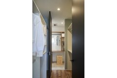 洗面室と玄関をつなぐファミリークローゼット。生活動線上にあるので、洗濯後の片付けや朝の支度も便利。