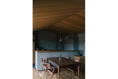 板張りの勾配天井で、木に包まれるような食卓を演出。キッチンから眺める風景が、家事の時間をより豊かに。