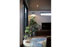 2階LDKはカーテンレスで、心地よい自然光がたっぷり。「おしゃれに住んでも疲れない空間」を目指して無垢材の床や漆喰壁を採用。家具もヴィンテージ風にまとめています。