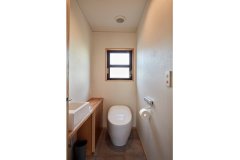 手洗い場の木材が目に優しいトイレは、壁紙や床材で空間を彩るのではなく、心安らぐ空間だからこそシンプルに。