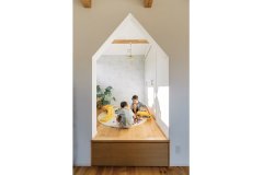 三角アーチがかわいい収納＆デスク付きの小部屋は、お子さまたちにとって格好の遊び場。窓から光も取り込めます。