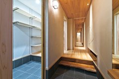 長さ13mに及ぶ北面は片側に廊下を貫かせ、片側に収納、洗面、浴室を並べて配置。大容量の玄関収納が便利です。