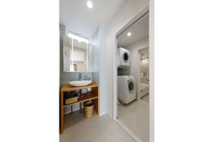 造作の洗面台は使いやすくシンプルなデザインに。洗面室と脱衣室を分けてプライバシーを確保