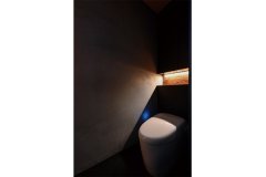 Tさまが理想とする高いデザイン性は家の各部にまで徹底。トイレは間接照明のみで落ち着いた雰囲気に。