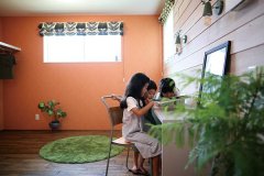 リラックス＆空気清浄効果もある観葉植物を子ども部屋にも飾ります。ラグやカーテンの色もグリーンで統一。