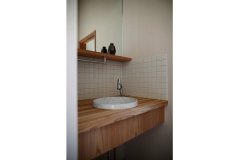 帰宅後の手洗いと、トイレの手洗いを兼ねられる位置にあり便利。真四角のタイルが家の雰囲気によく合います。