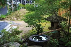 つくばいや石灯籠を配した本格的な庭。モミジやツツジなど四季折々の木々が、色彩豊かに彩ります。