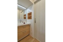 デッドスペースになりがちな階段下を活用して、すっきりと使いやすい手洗い場と収納棚を設置。