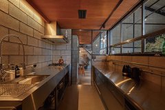 コンクリートブロックが映えるキッチン。将来はコーヒースタンドやカフェとして運用できるよう広めに設計しました。