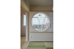 和室に光と趣を添える丸窓。シンプルな窓枠や障子で植栽の表情が映える造りに。
