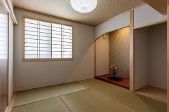 和室は床の間のアーチと光沢のある壁紙、あじろ風のクロスで和の上質感を演出。