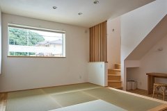 小上がりを生かした収納が便利な畳スペース。階段からの視線を優しく遮る格子が、ほっとひと息つける空間を演出。