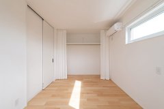 オープンクローゼットによって使い勝手の良さをかなえるだけでなく、部屋全体の広がりや開放感を演出。