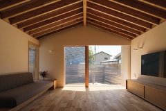 建物を斜めに振って真南に向けることで、光を十分に取り込むとともに、家と家の間に視線が抜けるようになりました。