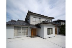 外観を見れば部屋の広さも一目瞭然。瓦屋根と明るいグレーの外壁に木の格子の引き戸がなじんでいます。