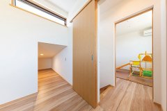 2階にある子ども部屋には大容量の小屋裏収納を。ほぼ1階だけで生活を完結することができ、平屋に近い設計になっています。