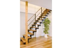 オシャレな飾り梁やストリップ階段も開放感を増幅させる