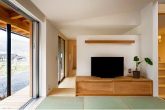 テレビ台など家具類はほぼ造り付け。住まいと一体にデザインされ、空間に心地よくなじむ