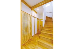 リビング階段の踏み板もオーク無垢材を使用。部屋の雰囲気に合った格子の建具