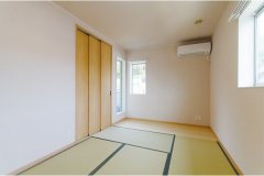 洋室だが床には畳を採用した寝室。家具を置く場所には板間を設けている