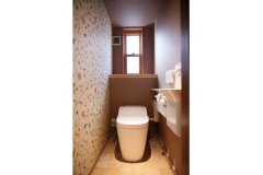 1階トイレには、奥さまこだわりの「モリス」の壁紙を。色彩豊かで、華やかさをプラスしている