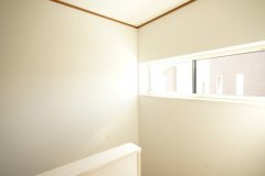 暗くなりがちな階段スペースには、水平でシャープな採光窓を設けて、明るい自然光が射し込むように設計。