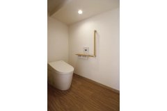 タイルの床が冷たかったトイレは、温かみのある無垢材の床に。壁は消臭効果のある漆喰。