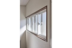暑さ寒さの悩みを解決するため、二重窓を採用。窓と窓の間に生まれた空気の層で、冷気・熱気ともに常温に戻されるため断熱効果が高く、結露防止や冷暖房コスト低減にも。