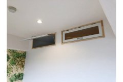 収納の風通しと明かり取りのために室内窓を設置。食器棚の扉を再利用するというアイデアで、室内のデザイン性も高めている。