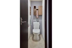 アイデア満載の造作棚のあるトイレ。アクセントクロスで彩りを加えて。