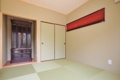 リビング奥の和室は、寝室を兼ねて増築。琉球畳とビビッドカラーのスクリーンでモダンな空間となった。