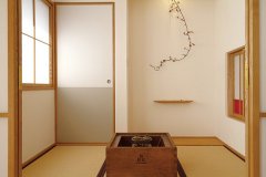 リビングから続くおこもり感のある畳コーナー。日本の古き良き趣と現代的デザインが融合した。