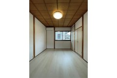 2階の和室は床を畳からフローリングに替えて子ども部屋に。壁は強度のある砂漆喰塗仕上げ。