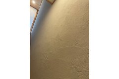 階段室や廊下の壁は珪藻土塗りで、コテムラを楽しむ仕上げに。